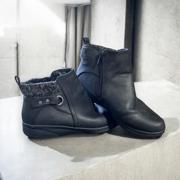 Kim Rogers Black Short Booties size 8. Faux leather boots with grey trim on back - Picture 1 of 16